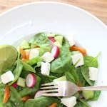 Babyspinat-Salat mit Aprikosen, Radieschen und Feta