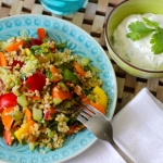 Orientalischer Bulgur-Salat mit viel frischer Paprika und Schafsjoghurt-Koriander-Dip